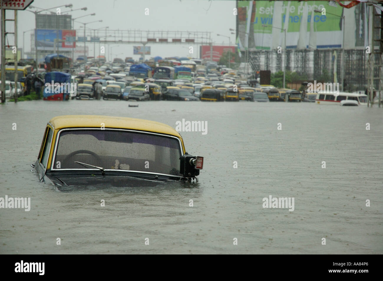 Taxi semi sommersa in alluvioni strada allagata a causa di piogge monsoniche a Bombay Mumbai India Asia Foto Stock