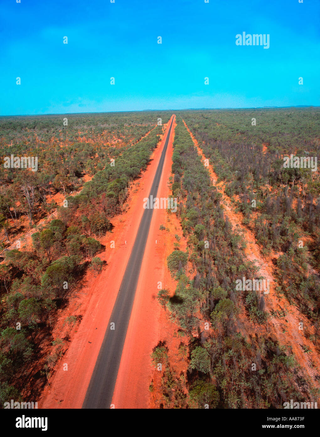 Antenna a tenuta di strada che corre attraverso la terra rossa del Golfo Savannah Queensland Foto Stock