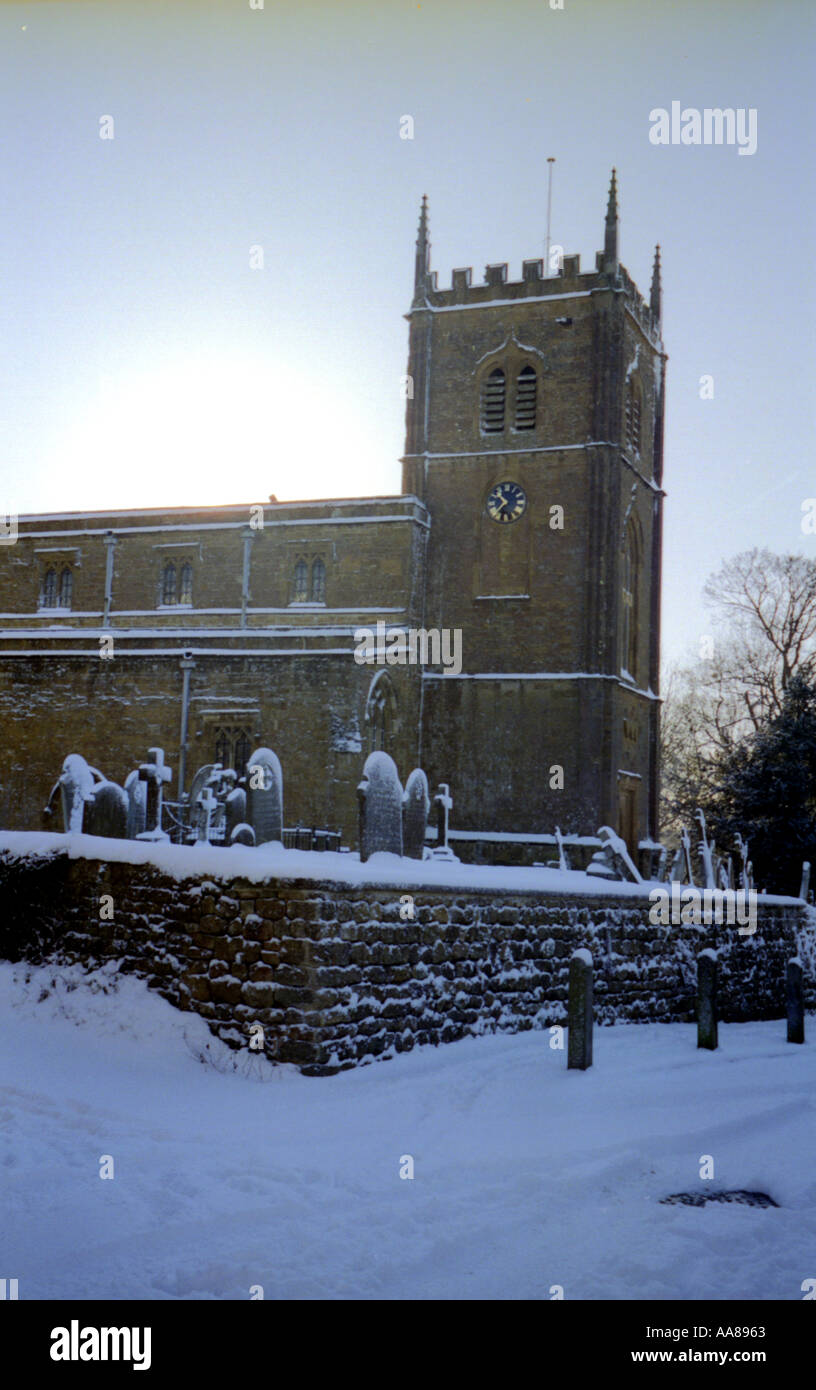 Coperta di neve Chiesa di Tutti i Santi Wroxton Oxfordshire Foto Stock