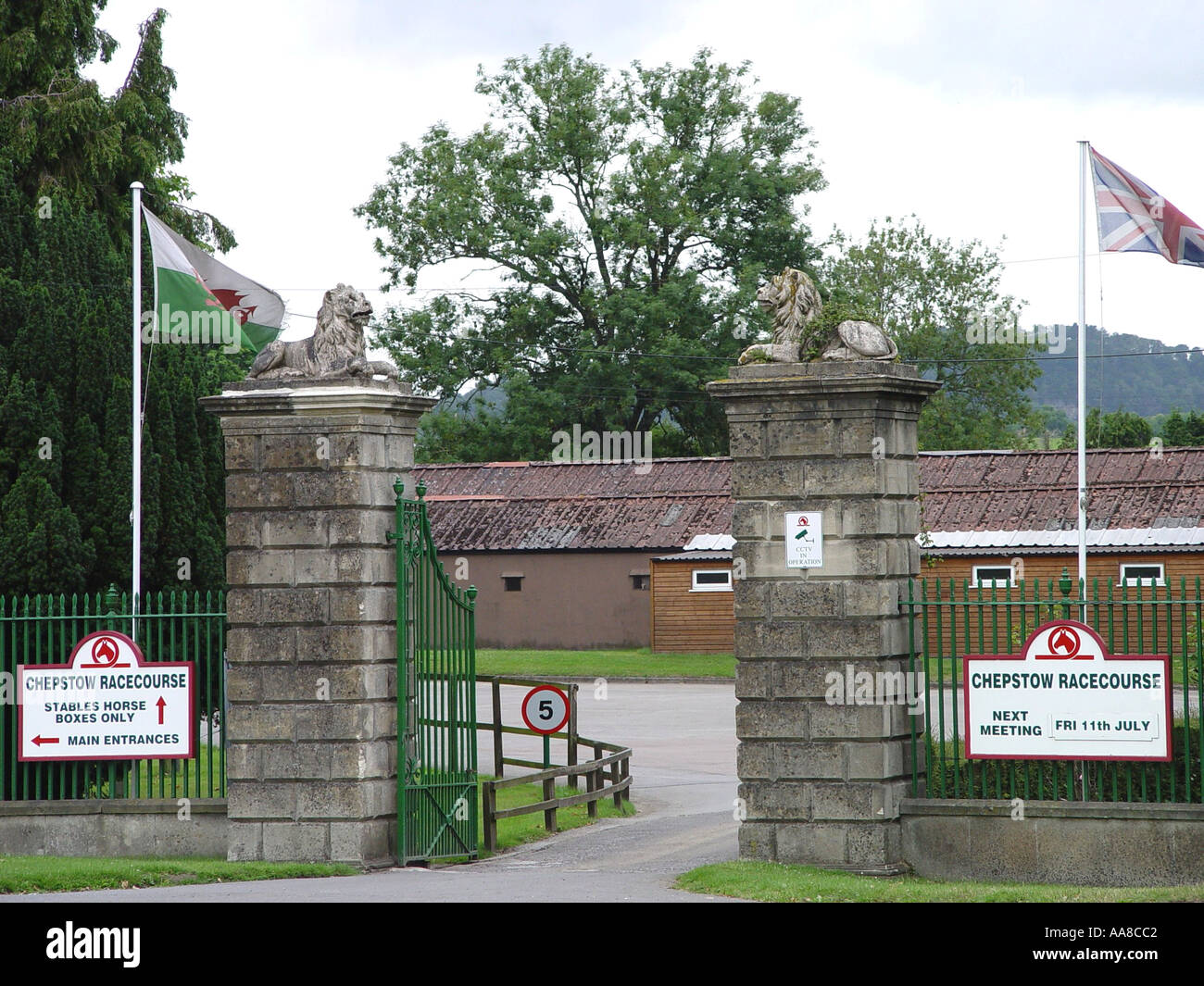 Ingresso all'ippodromo di Chepstow fuori dalla città di confine di Chepstow Monboccuthshire South Wales GB UK 2003 Foto Stock