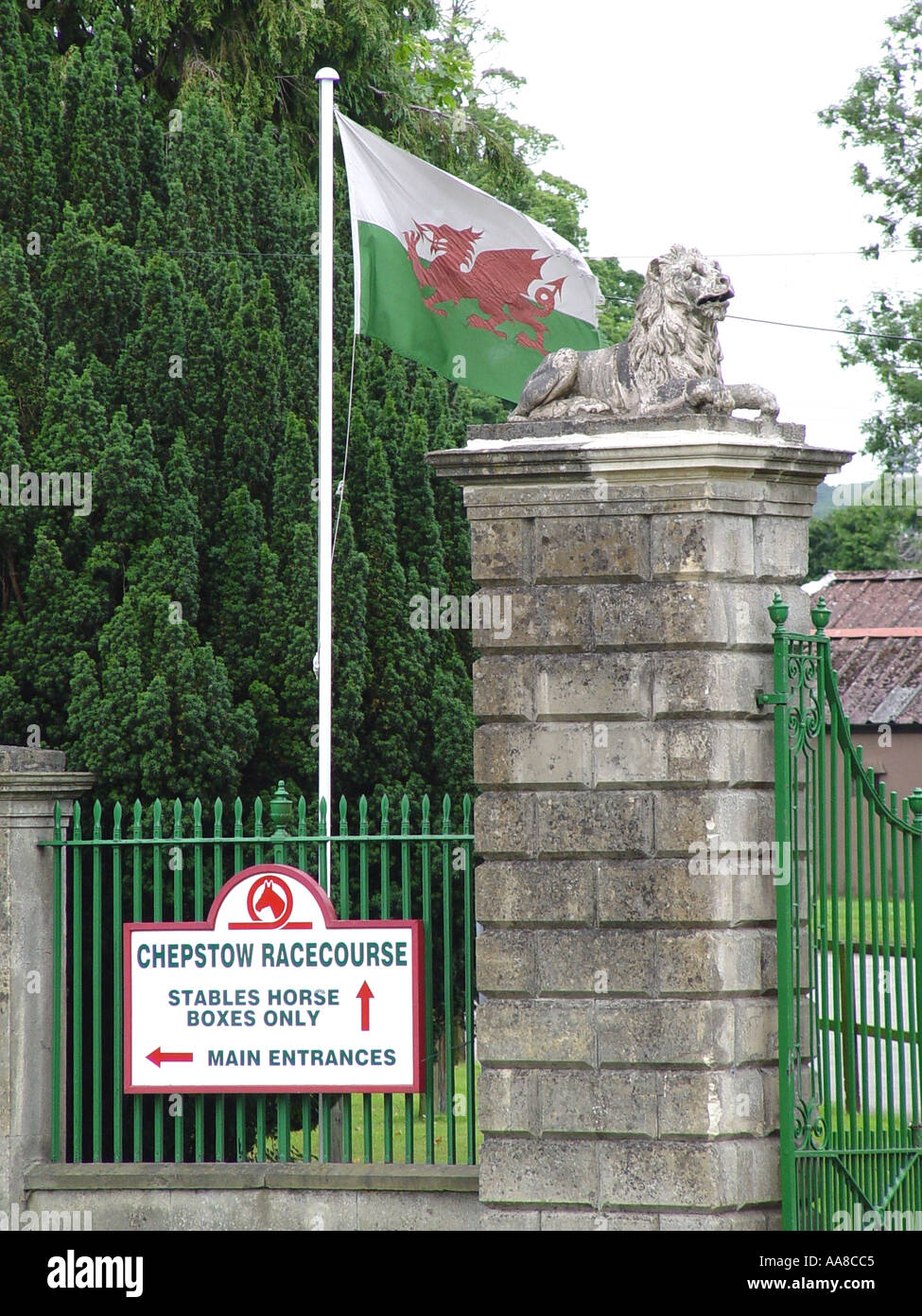 Ingresso all'ippodromo di Chepstow fuori dalla città di confine di Chepstow Monboccuthshire South Wales GB UK 2003 Foto Stock