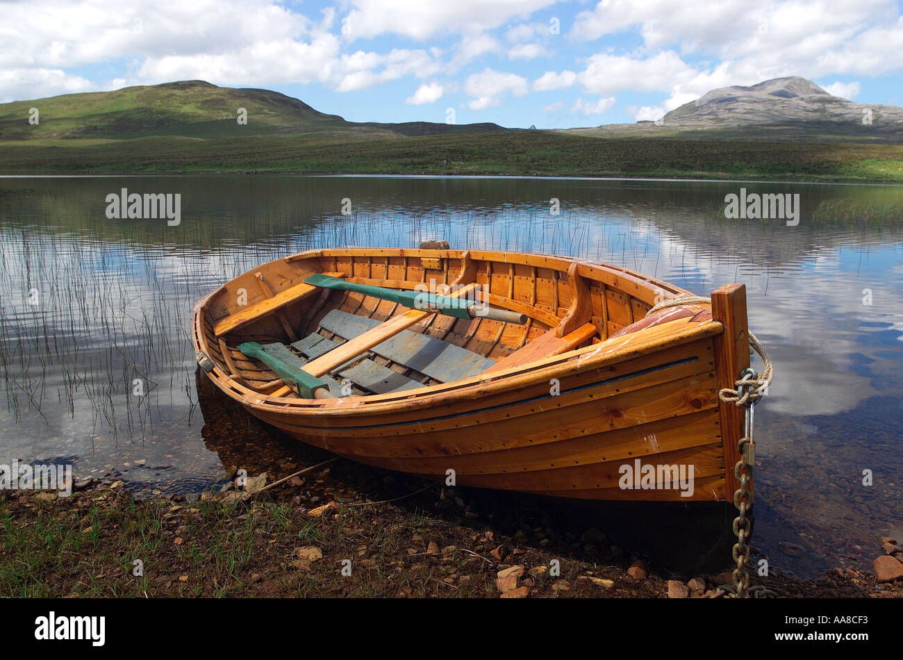 Vecchia barca a remi nelle Highlands della Scozia Foto Stock