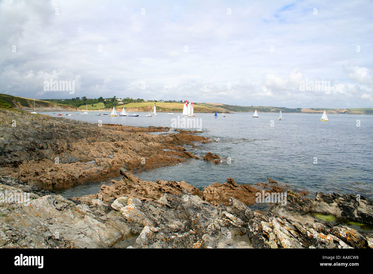 Vista da rocce al Portscatho, Cornwall, Inghilterra Foto Stock
