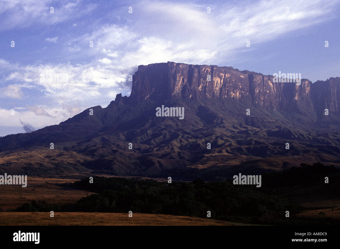 Approccio TREKKERS la mole imponente della parte superiore della tavola MOUNTAIN reso famoso da Conan Doyle nel suo libro il mondo perduto Foto Stock