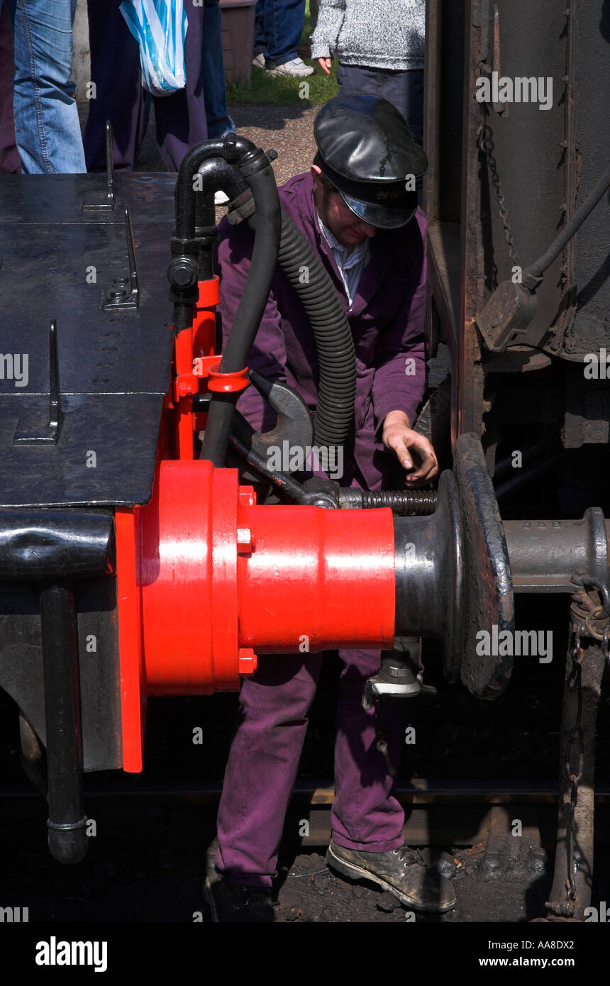 L'accoppiamento della locomotiva a vapore a carrelli, Nord Stazione di Norfolk, Inghilterra Foto Stock