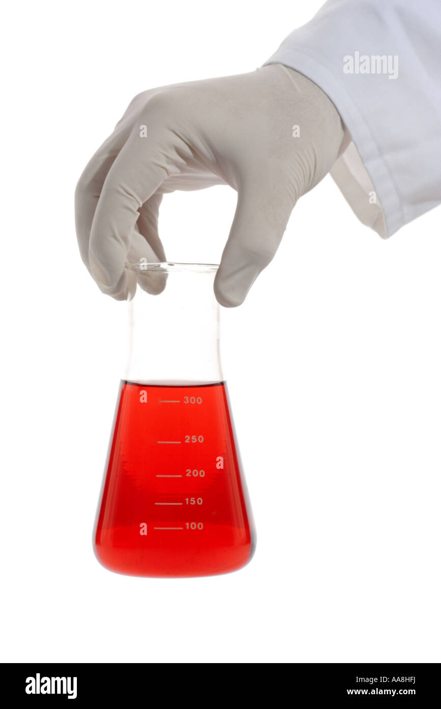Ricercatore di laboratorio tenendo un una bevuta contro uno sfondo bianco Foto Stock