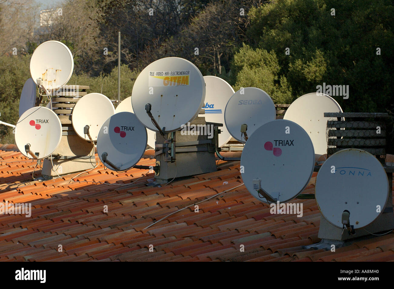 Antenne su un tetto di una casa a Nizza Francia foto da Andrew Hasson 22 Aprile 2006 Foto Stock