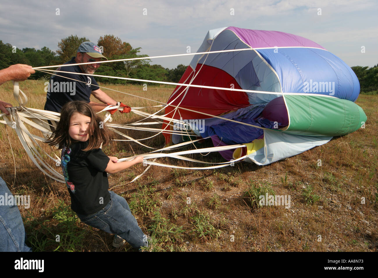 Alabama Morgan County, Decatur, Alabama Jubilee Hot Air Balloon Classic, volo, raccolta, recupero di lavoro di squadra pieghevole, tour di viaggio dei visitatori Foto Stock