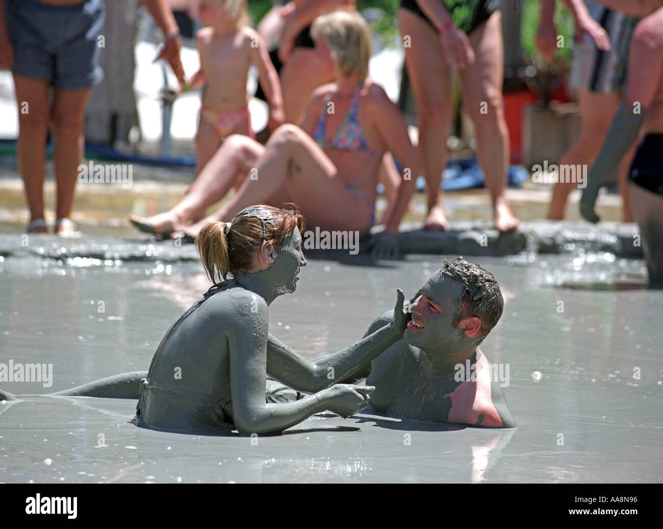 Il turista a godere i bagni di fango a Dalyan in Turchia Foto Stock