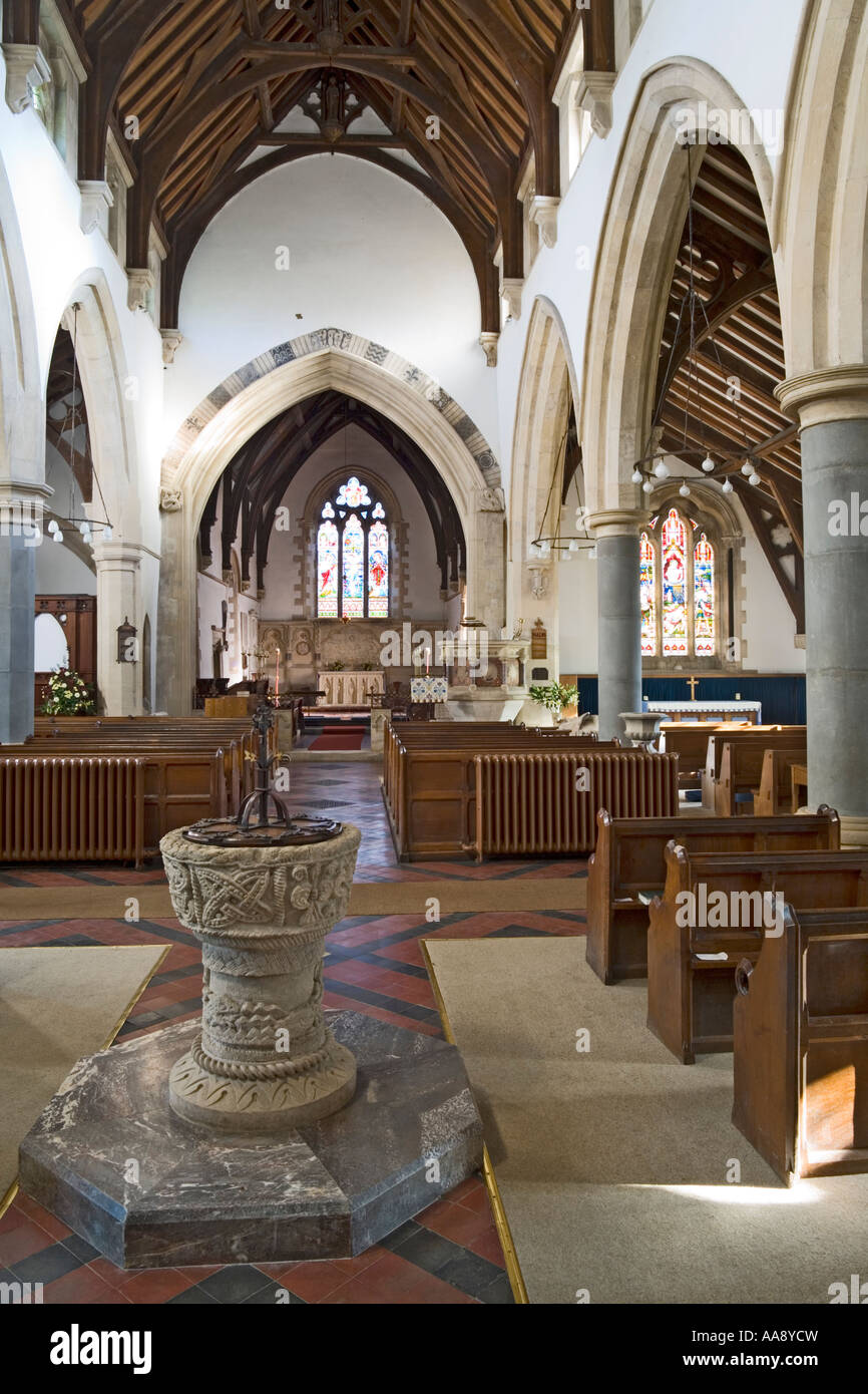 L'interno della chiesa di Tutti i Santi nel villaggio Costwold di Bisley, Gloucestershire Foto Stock