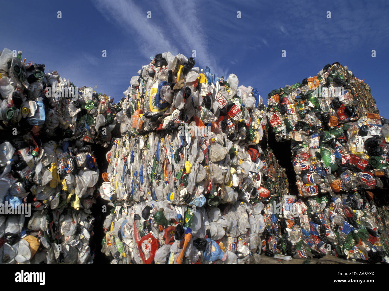 La plastica è legata a grandi blocchi per il riciclaggio Foto Stock