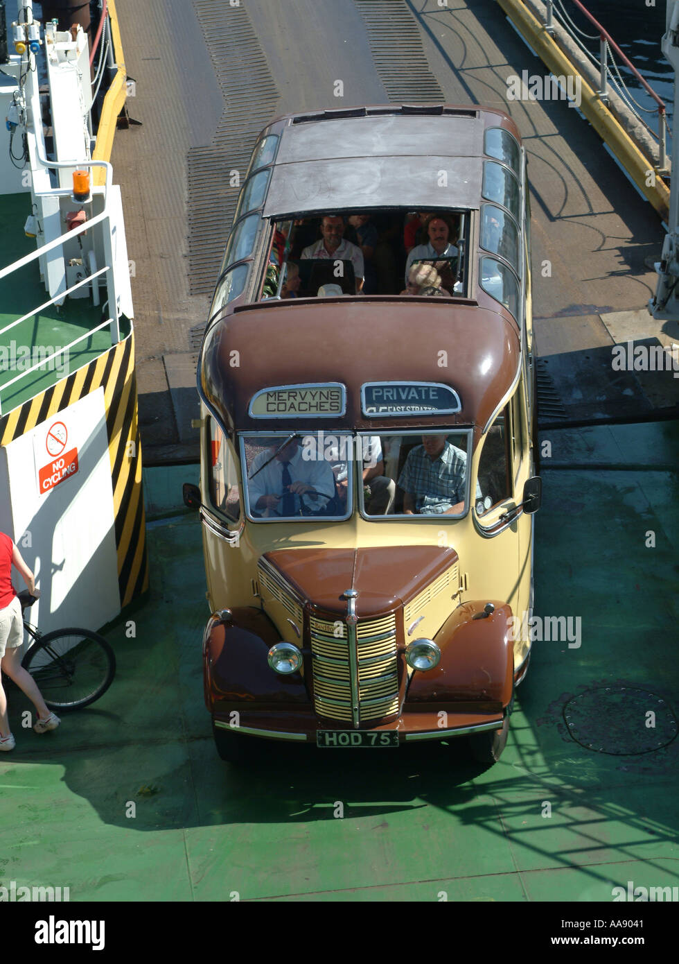 Vecchio Bedford Coach imbarco traghetto per l'Isola di Wight a Southampton Hampshire England Regno Unito Regno Unito Foto Stock