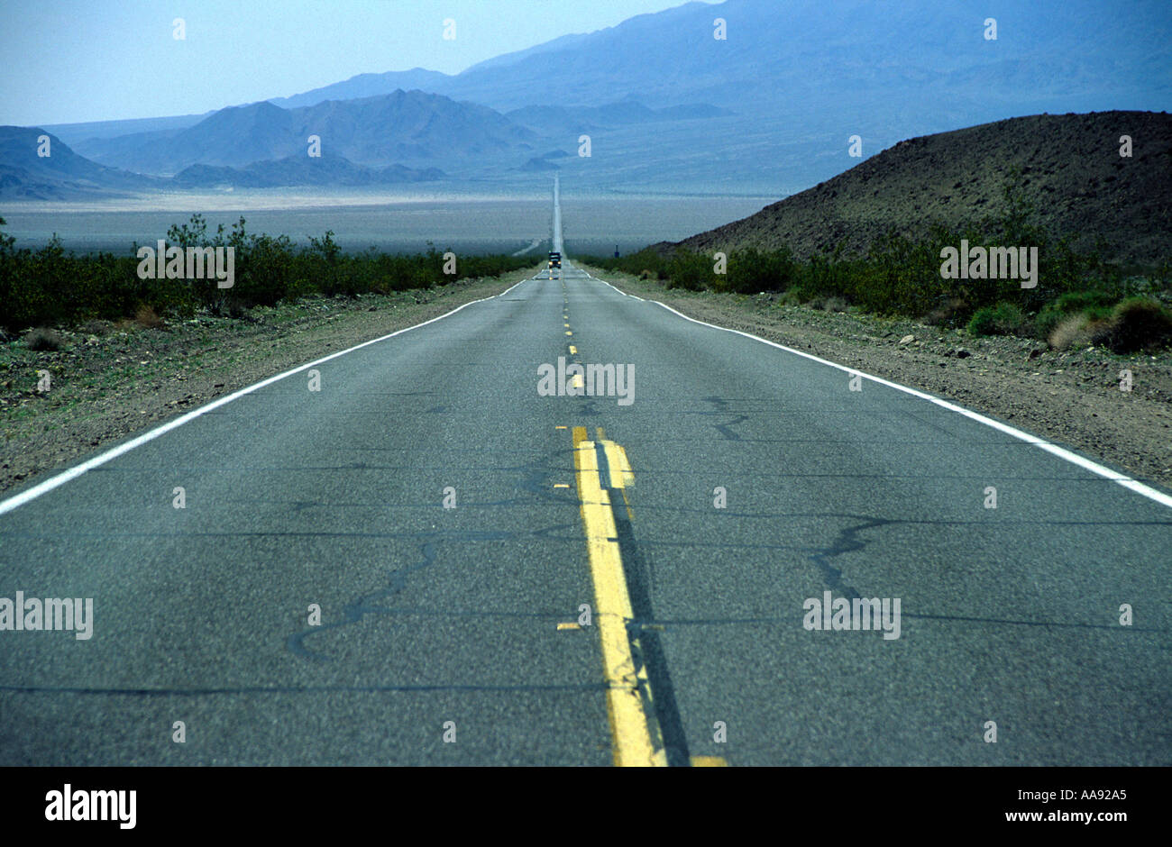 Strada diritta attraverso il deserto tra Baker e Death Valley California USA Foto Stock