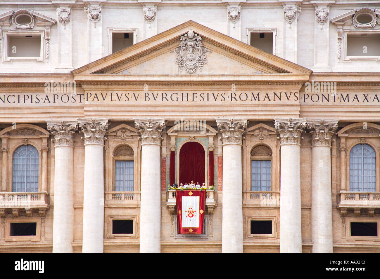 Roma Vaticano Piazza San Pietro la Domenica di Pasqua i cristiani di tutto il mondo ricevono papale benedizione di pasqua dal papa Foto Stock