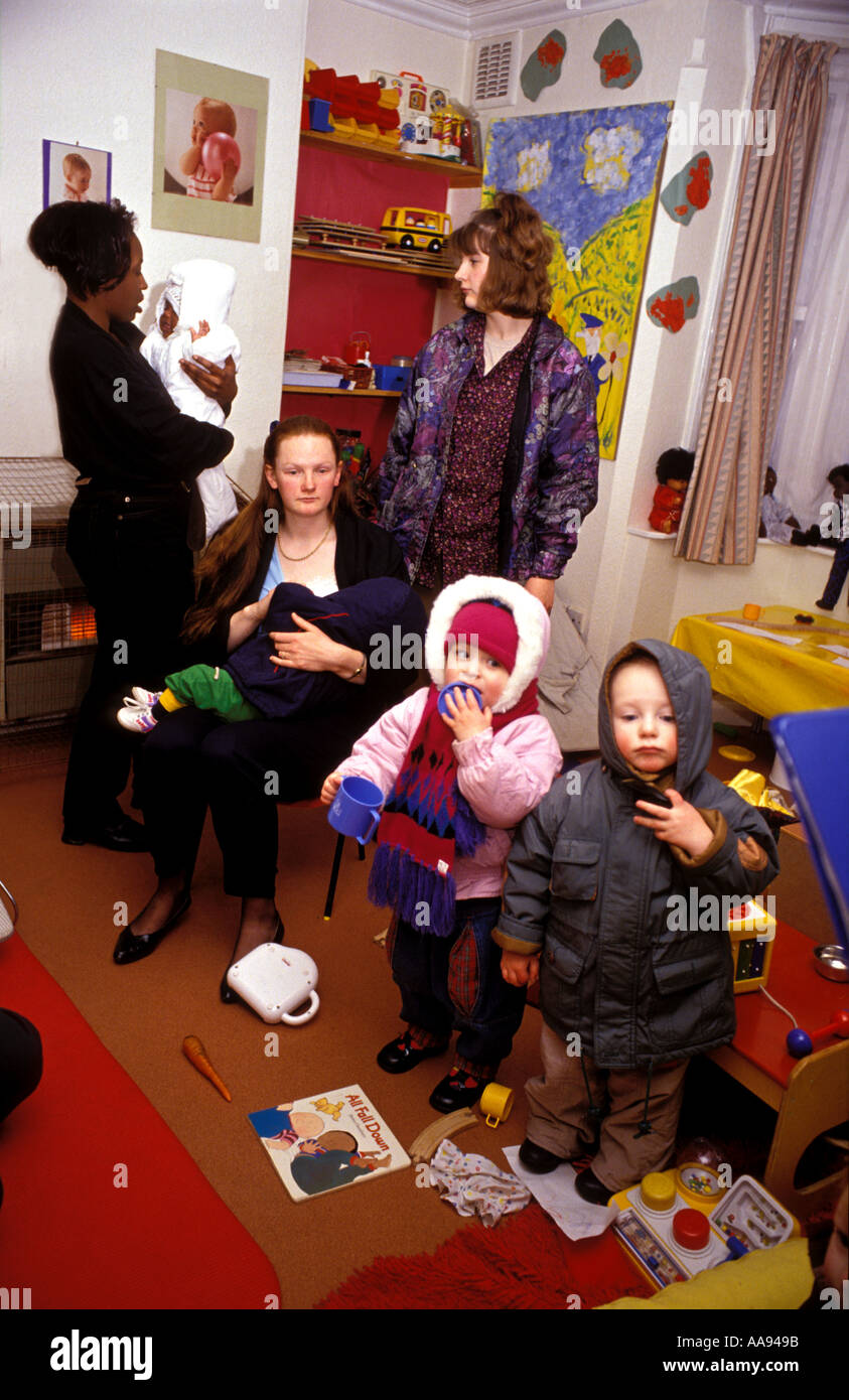 Le madri di prelevare i bambini di un asilo nido in una caduta nel centro per giovani madri catturati nella trappola della povertà nelle Midlands. Foto Stock