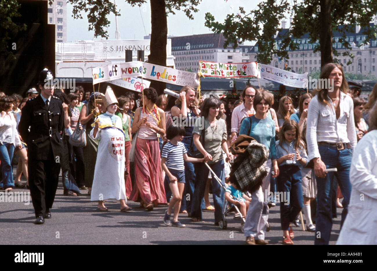 Donne marzo negli anni settanta attraverso strade di Londra in lotta per la parità dei diritti e all'aborto. Foto Stock