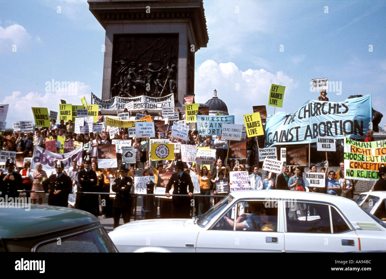 Il anti aborto lobby e dimostrando in Trafalgar Square a Londra. Foto Stock
