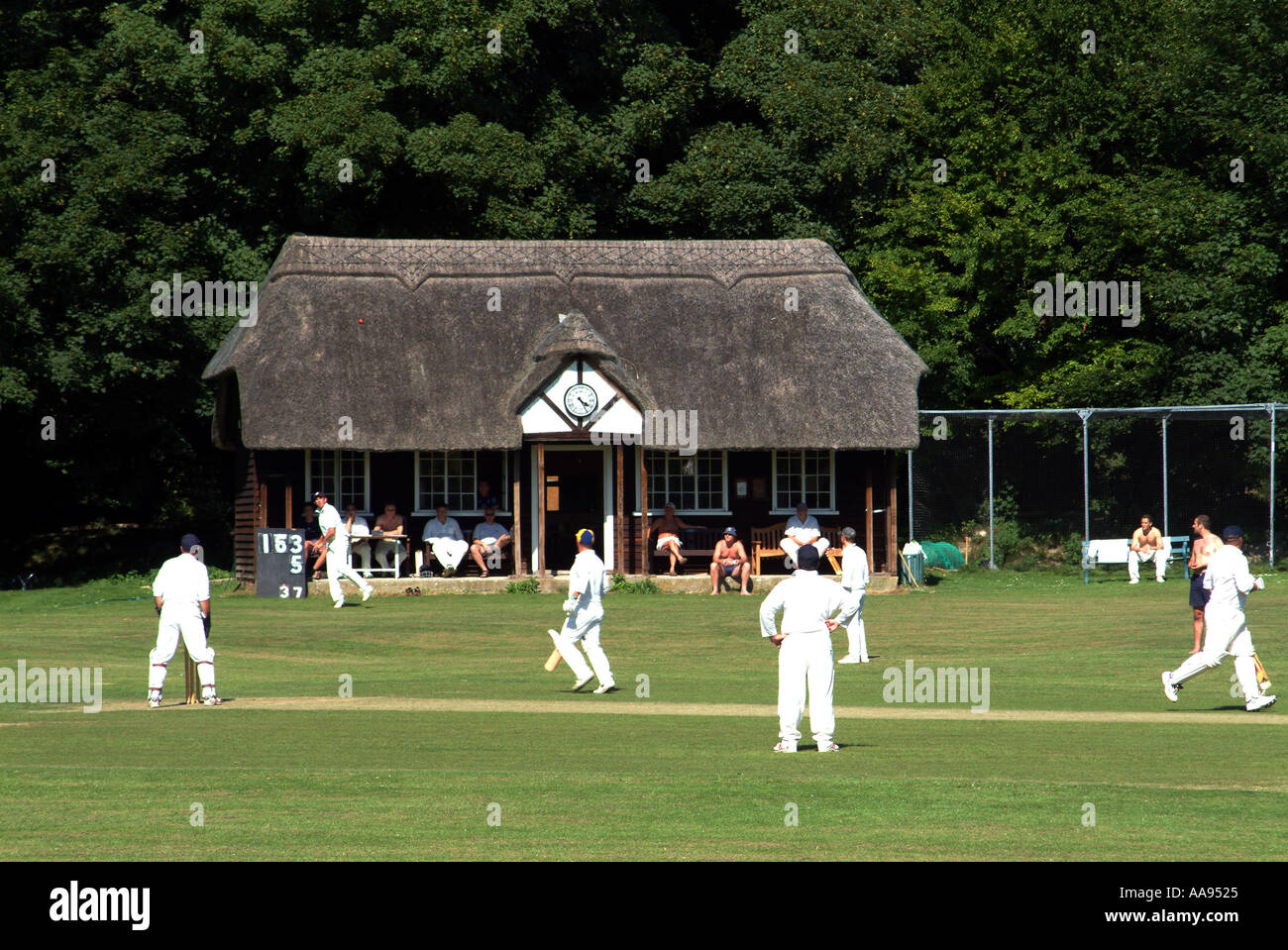 Cricket a priori Hurstbourne Hampshire Inghilterra padiglione con tetto in paglia Foto Stock