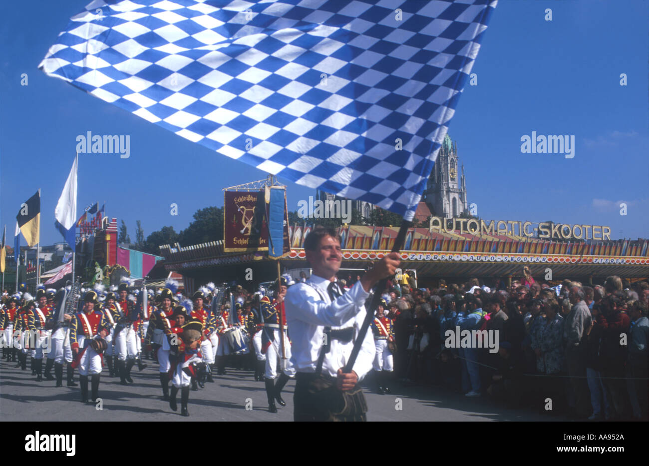 Gruppo in costumi tradizionali uomo con blue white flag bavarese sulla processione Oktoberfest Monaco di Baviera Baviera Germania Europa Foto Stock