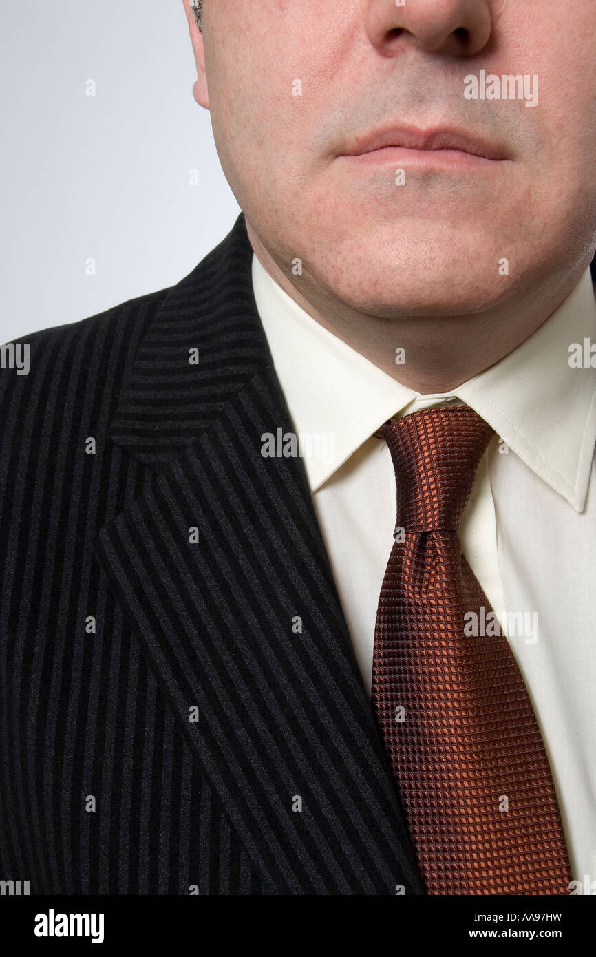 Close up di un uomo d affari di indossare una giacca e una cravatta con una camicia bianca Foto Stock