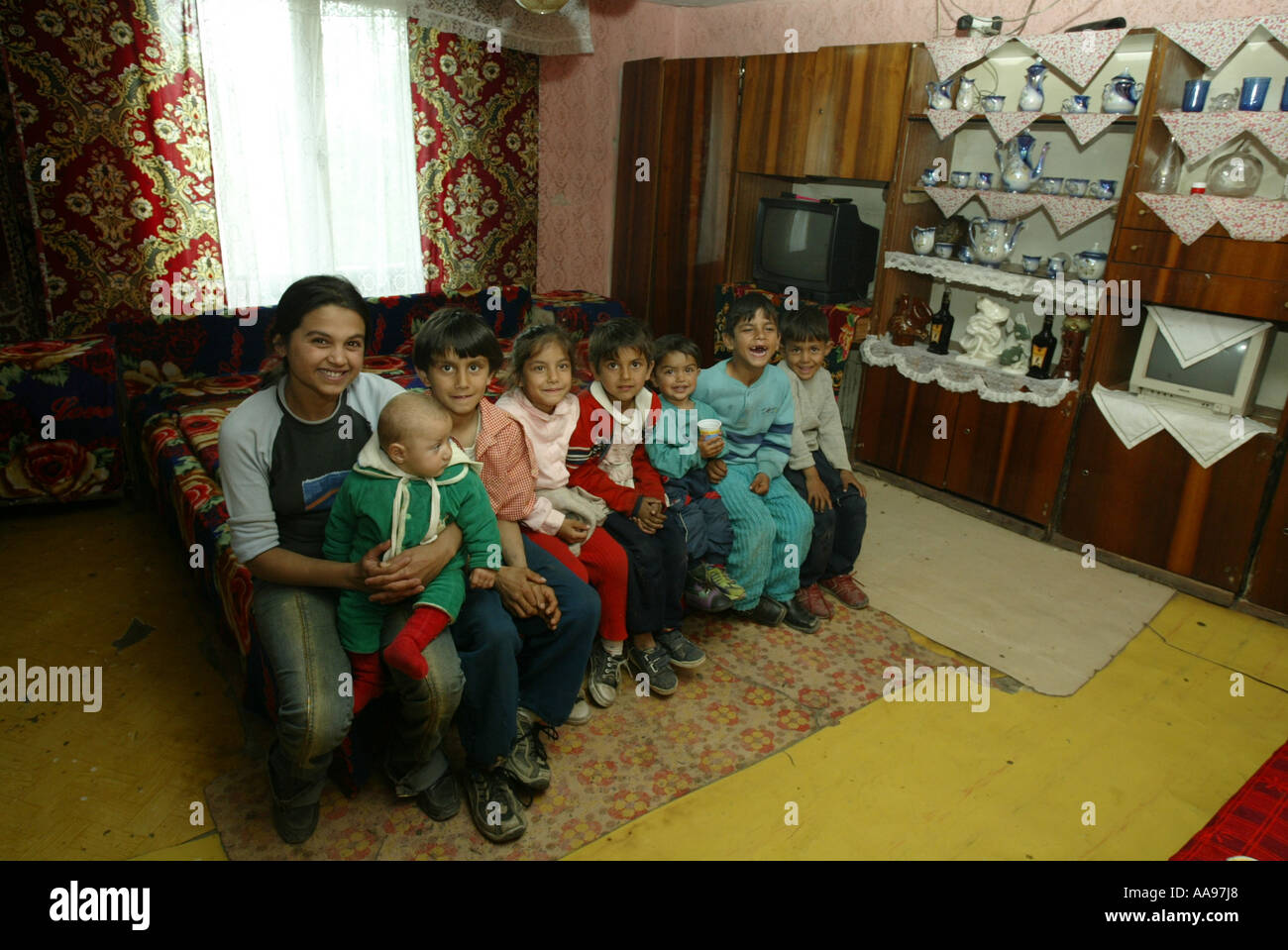 ROMA bambini zingari seduti su un letto in una casa su un sito nei pressi di Kosice in Slovacchia Foto Stock