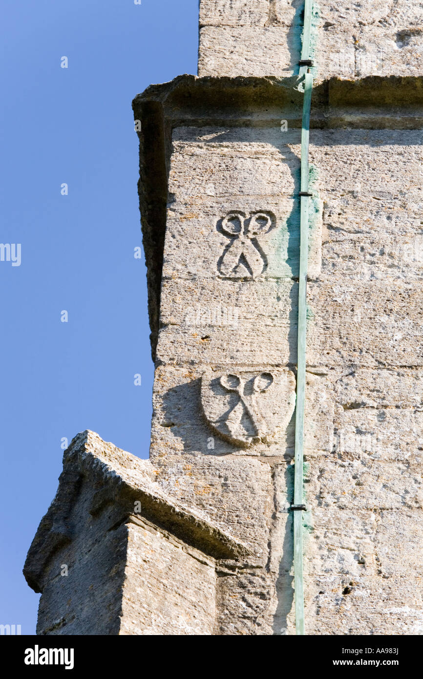 Pecore cesoie scolpiti nella pietra della torre di San Giacomo chiesa nel villaggio Costwold di Cranham Gloucestershire Foto Stock
