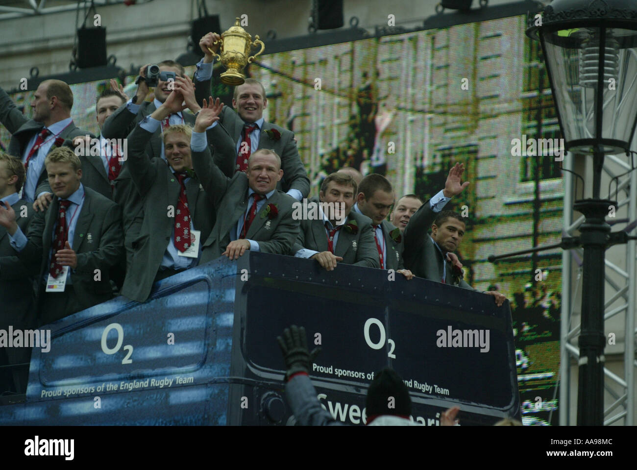 L'Inghilterra di rugby di arrivare in Trafalgar sqaure stringendo la William Webb Ellis WORLD CUP dopo aver vinto la Coppa del Mondo 2003 Foto Stock
