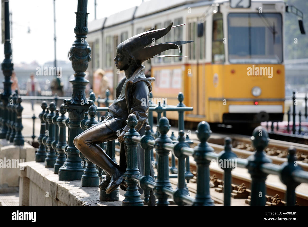 La piccola principessa statua noto anche come Kis Kiralylany seduta accanto alla linea del tram vicino Vigado ter a Budapest, Ungheria Foto Stock