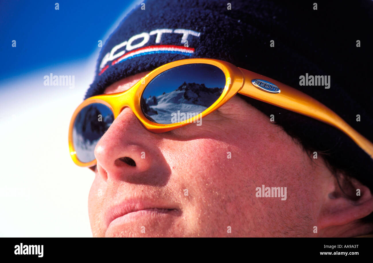 Close up di sciatore con Envers du plan Vallee Blanche area di Chamonix si riflette nei suoi occhiali da sole Foto Stock