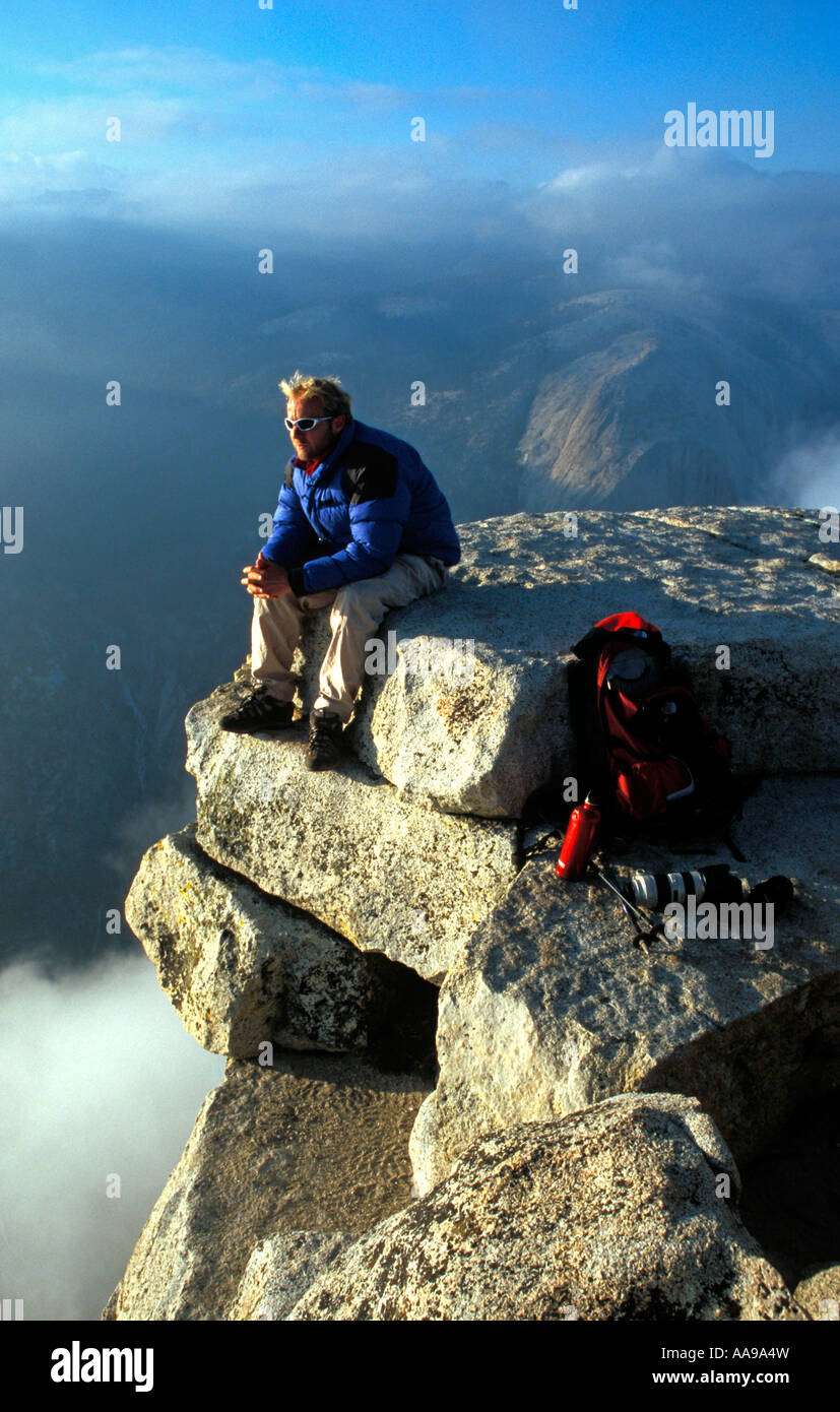 Il camminatore solitario prendendo un meritato riposo sulla cima della  montagna in USA Foto stock - Alamy