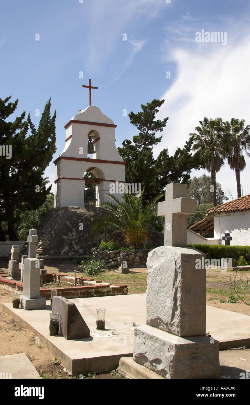 Cimitero della missione con la torre campanaria in background, missione Asistencia San Antonio de Pala, Pala, CALIFORNIA, STATI UNITI D'AMERICA Foto Stock