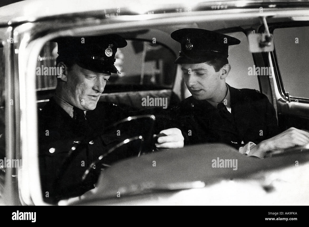 Z CARS BBC TV serie di polizia negli anni sessanta con Jeremy Kemp a sinistra e James Ellis Foto Stock