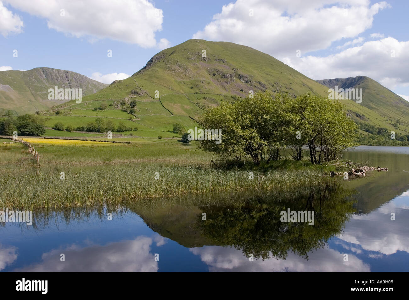 Cumbria Lake District. lago buttermere verso honister pass con riflessioni. Foto Stock