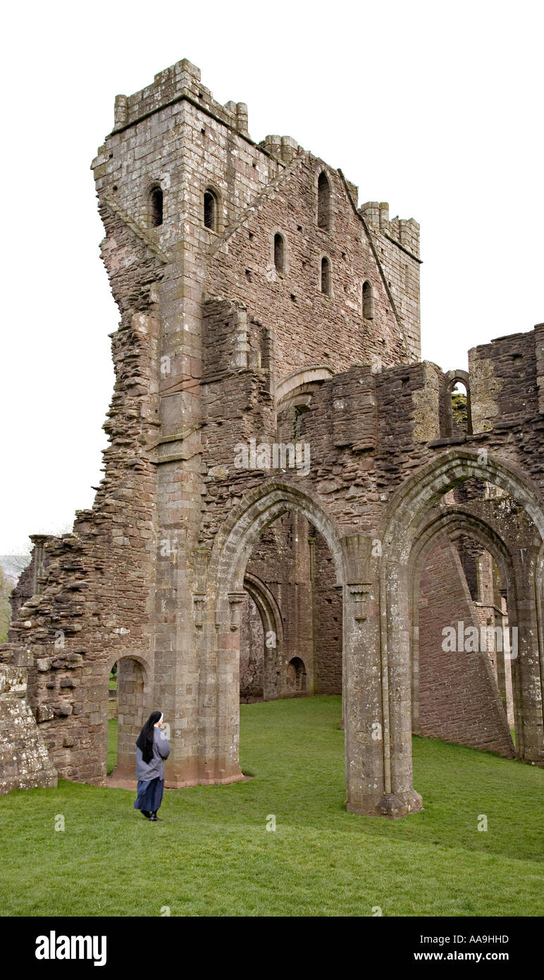 Nun in rovina abbey a Llantony Wales UK con cielo bianco che si adatterebbe a intaglio Foto Stock