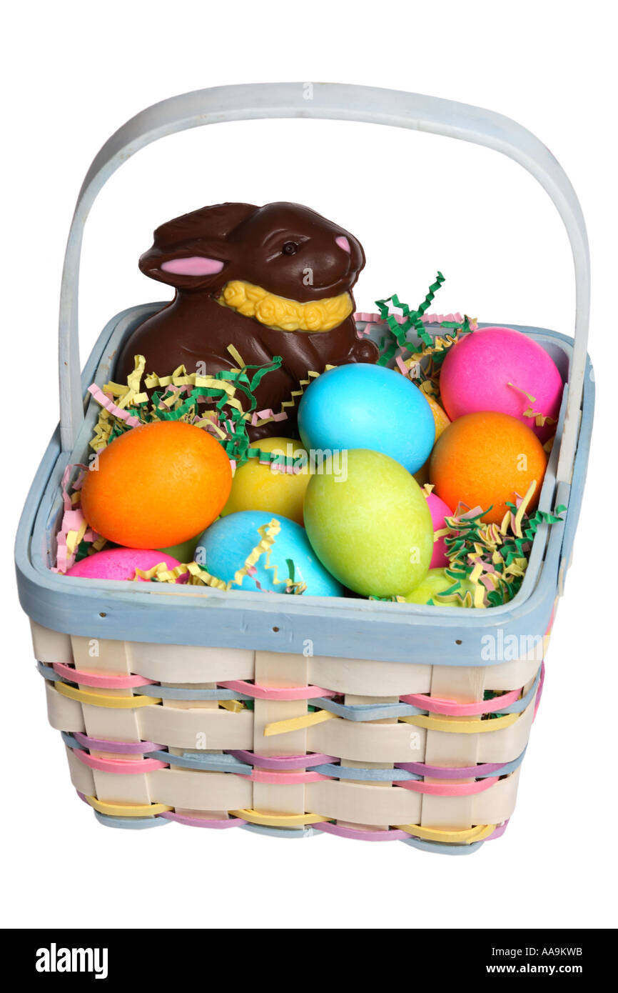 Pasqua cesto pieno di uova colorate e il coniglio di cioccolato. Foto Stock