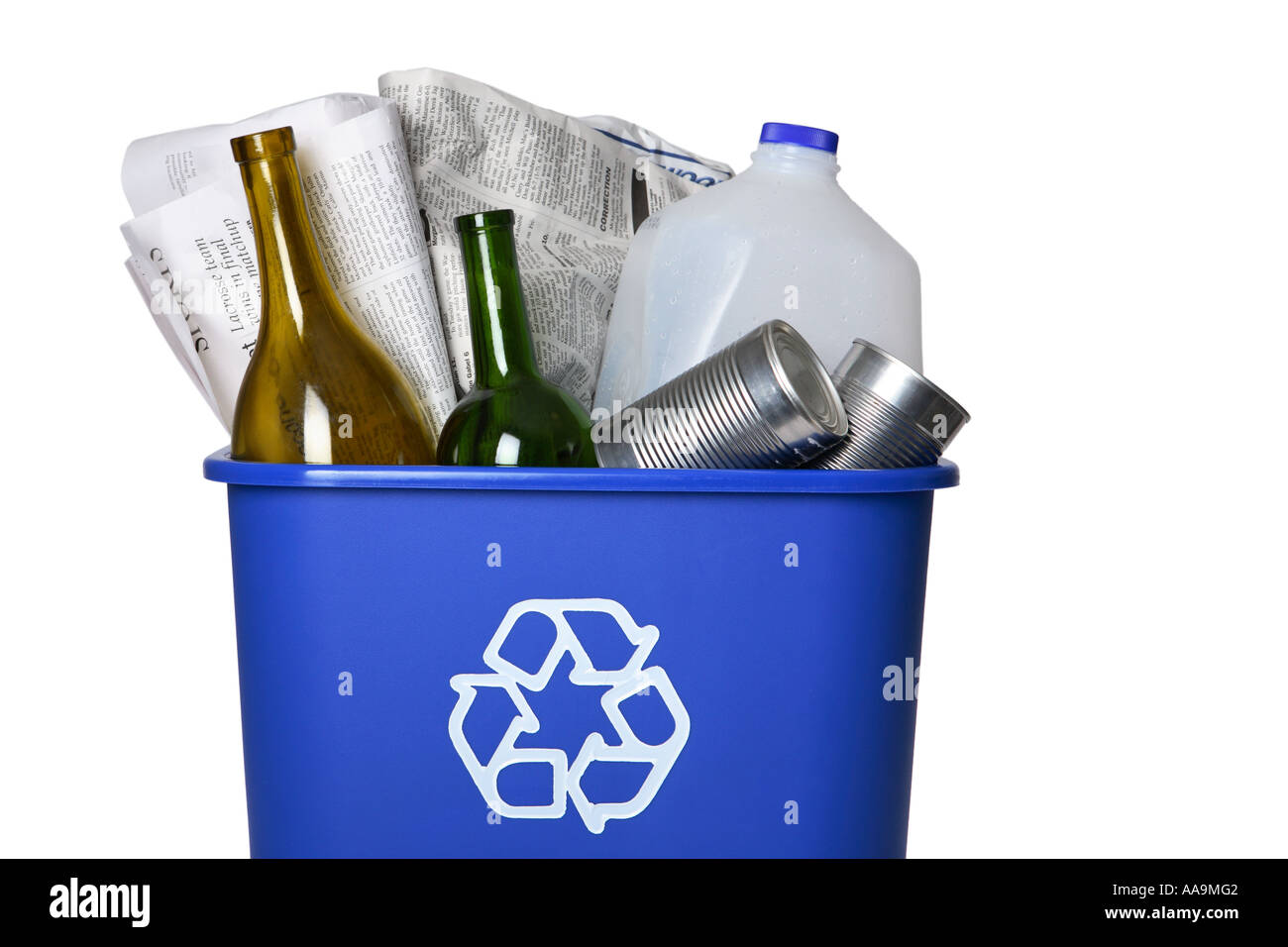 Cestino pieno di riciclabile casalinghi. Foto Stock