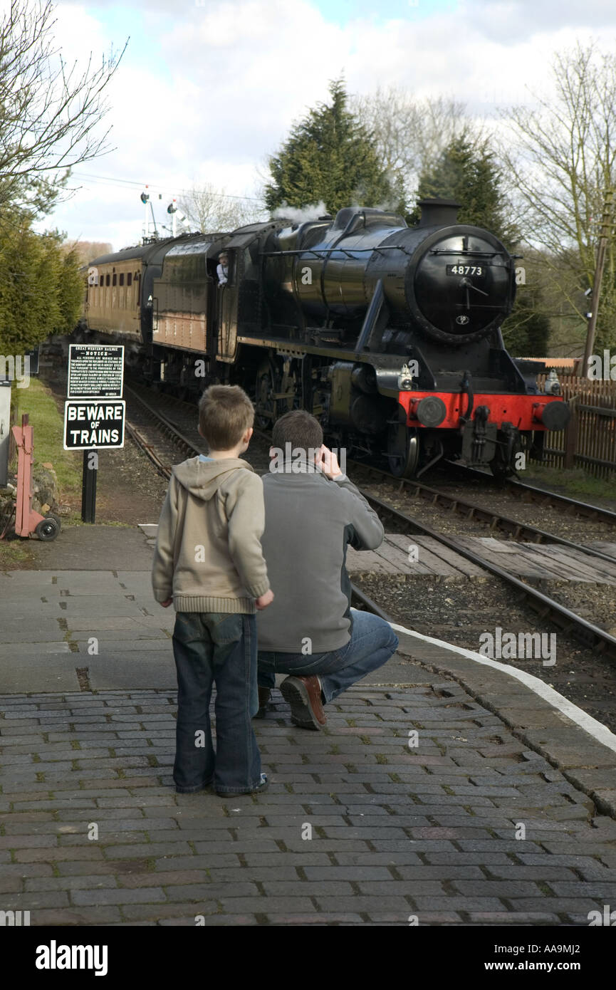 Padre e figlio di scattare foto di locomotiva a vapore, Severn Valley Railway, Shropshire Foto Stock