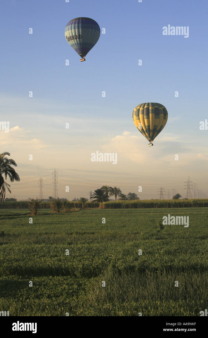 Volo in mongolfiera su campi, villaggi e antichi monumenti in Egitto. Foto Stock