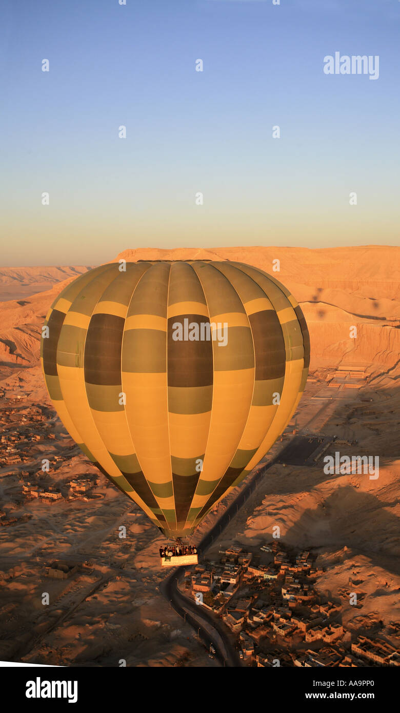 Volo in mongolfiera su campi, villaggi e antichi monumenti in Egitto. Foto Stock