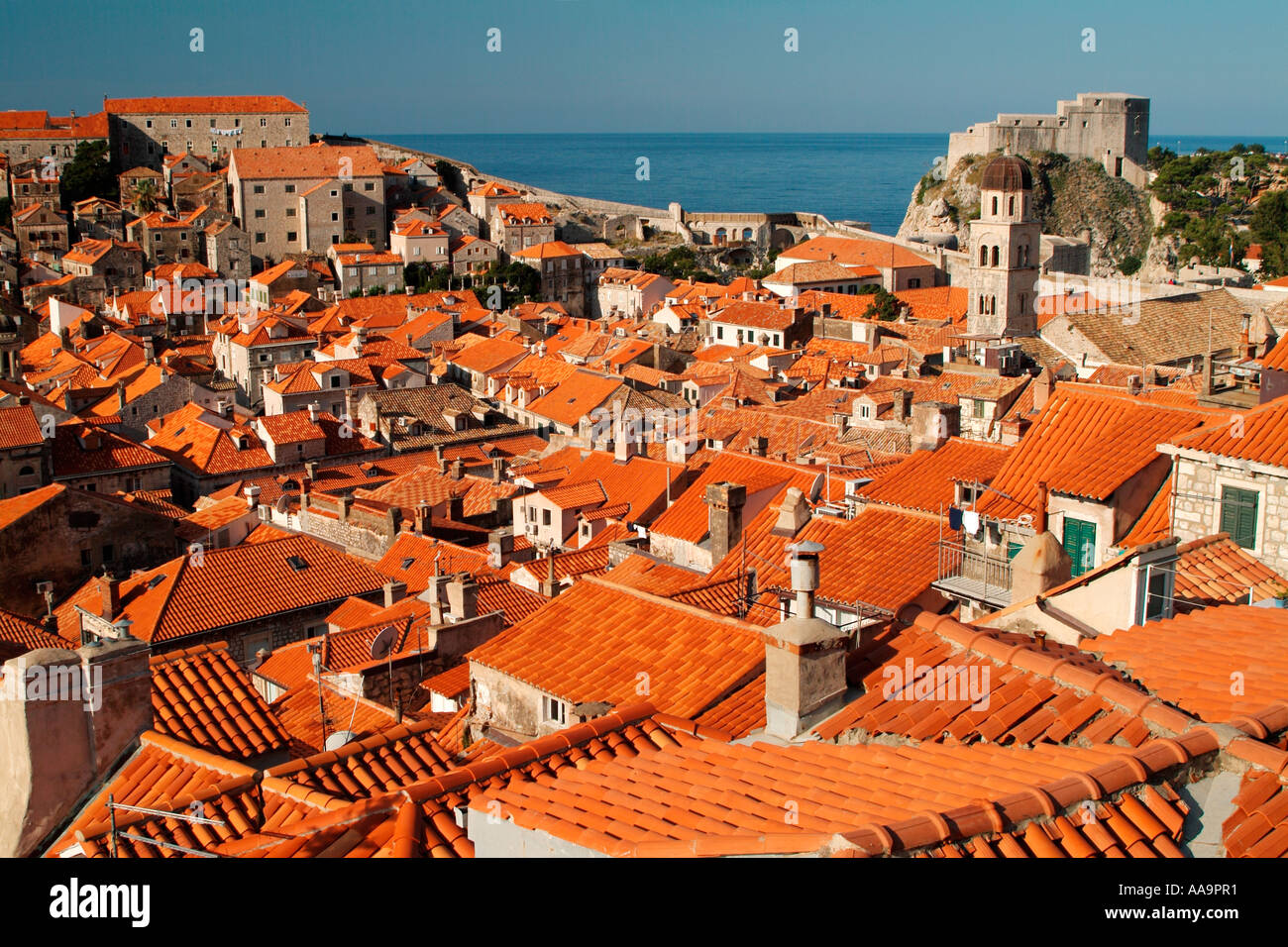Lovrijenac Fort rosso e sui tetti della città di Dubrovnik Croazia Foto Stock
