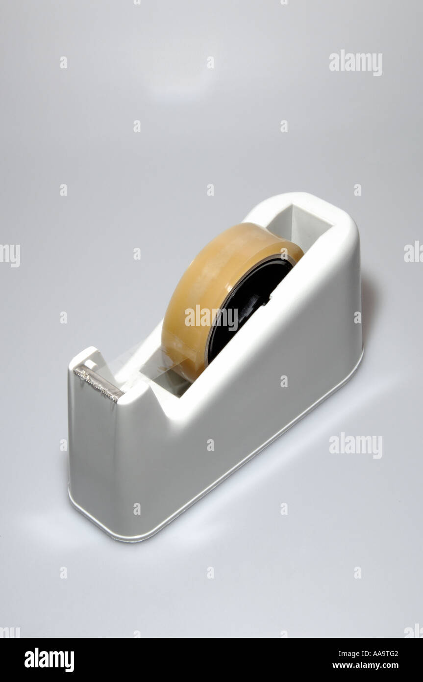 Il nastro adesivo dispensatore su sfondo bianco Foto Stock