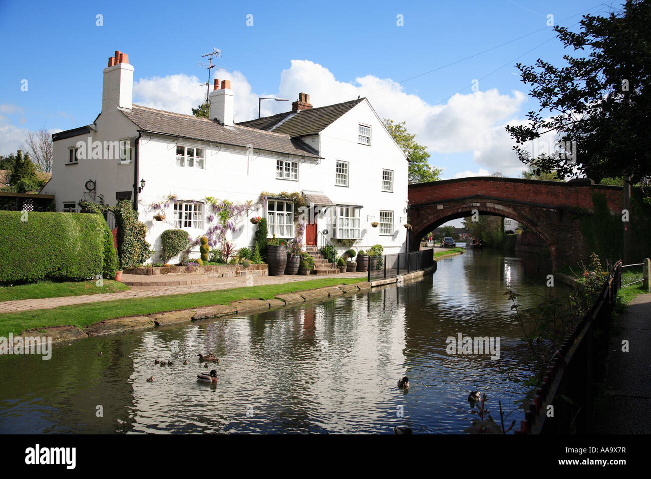 Casa su Bridgewater Canal a Lymm, Cheshire, Regno Unito Foto Stock