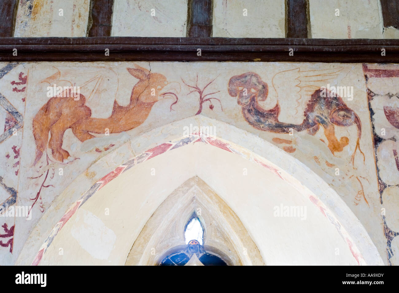 Muro medievale dipinti (c.1300) nella chiesa normanna nel villaggio Costwold di Hailes, Gloucestershire Foto Stock