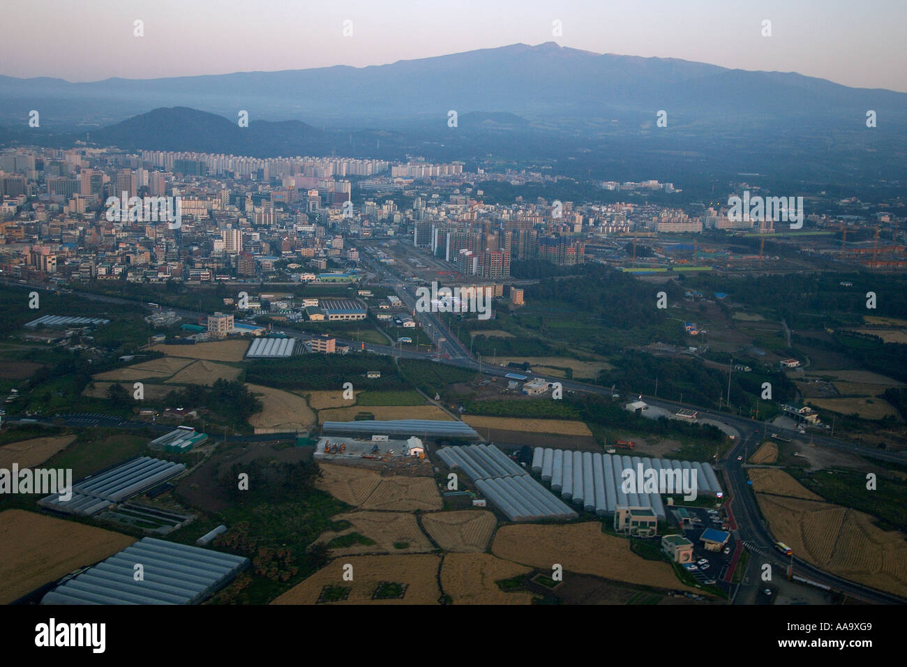 Città di Jeju con il Monte Halla in background al crepuscolo Jeju Island Corea del Sud Foto Stock