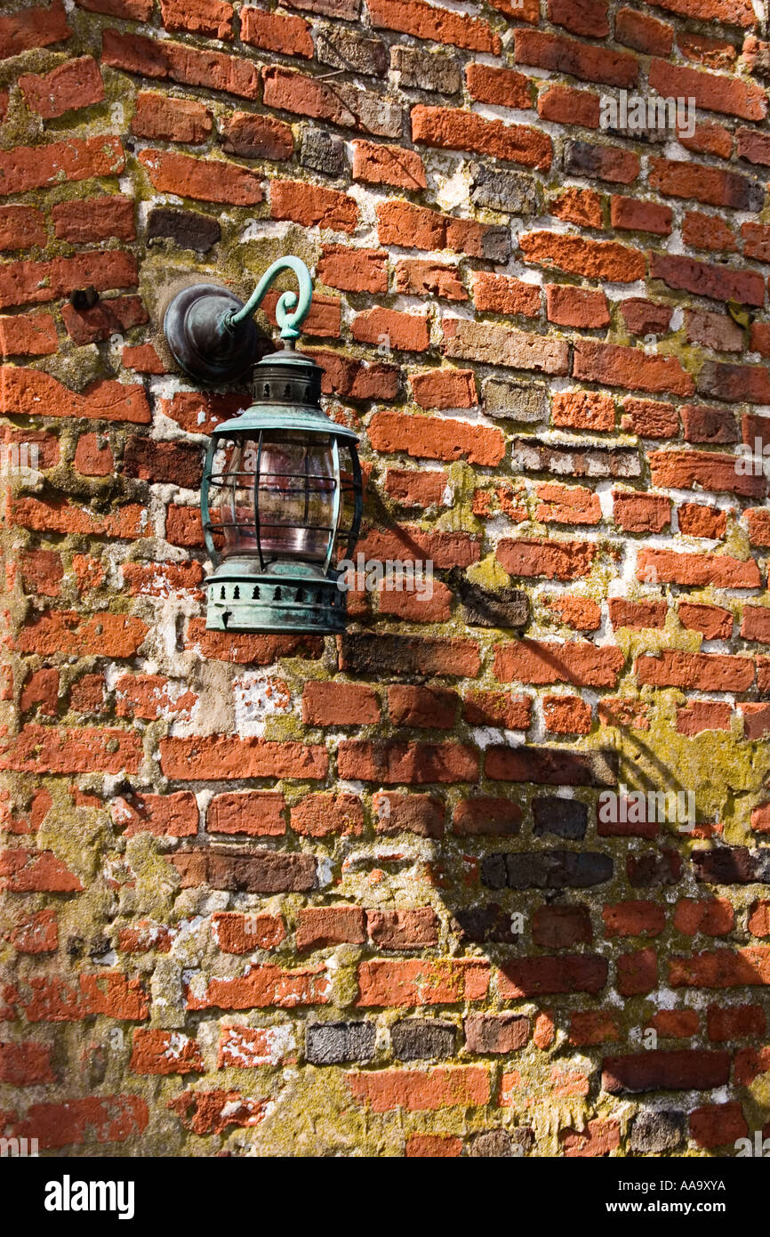 Una vecchia lanterna di rame montati su un muro di mattoni su una storica casa colonica in Newbury MA Foto Stock