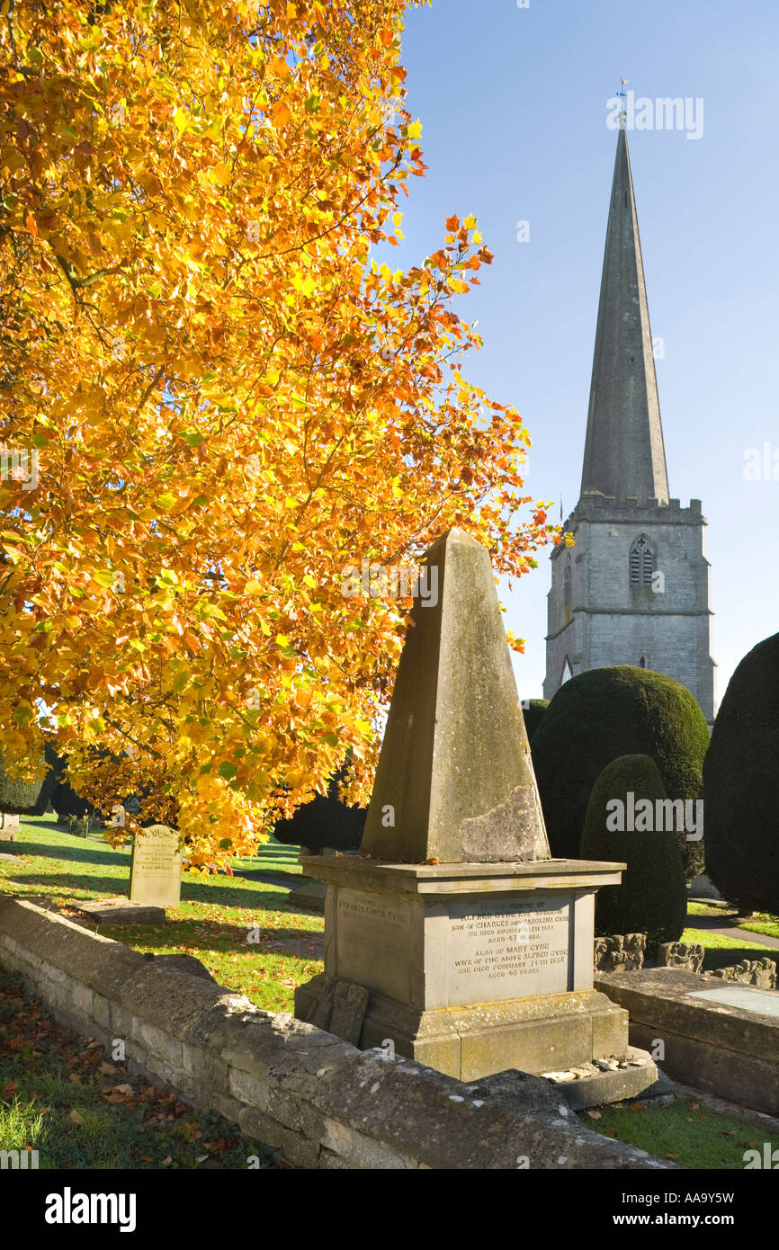 Autunno alla chiesa di Santa Maria in villaggio Costwold di Painswick, Gloucestershire Foto Stock