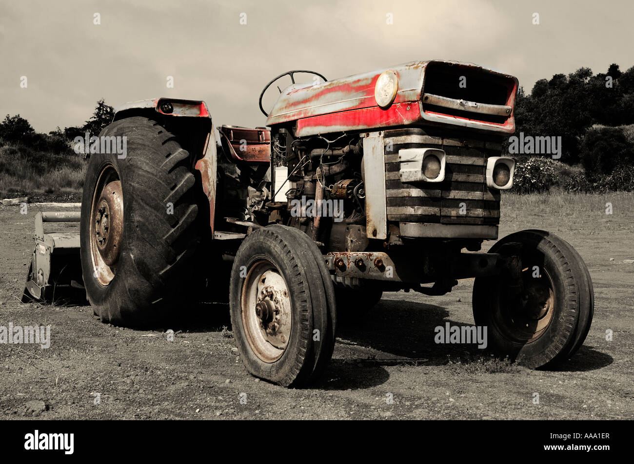 Vecchio arrugginito trattore gommato Foto Stock