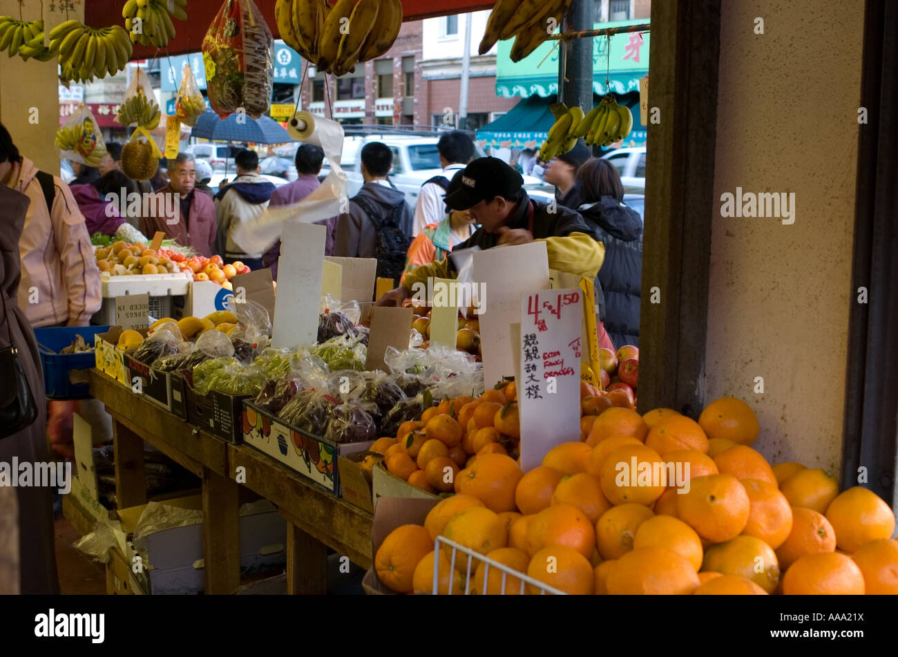 Aprire il mercato di frutta e verdura in Chinatown di San Francisco Foto Stock