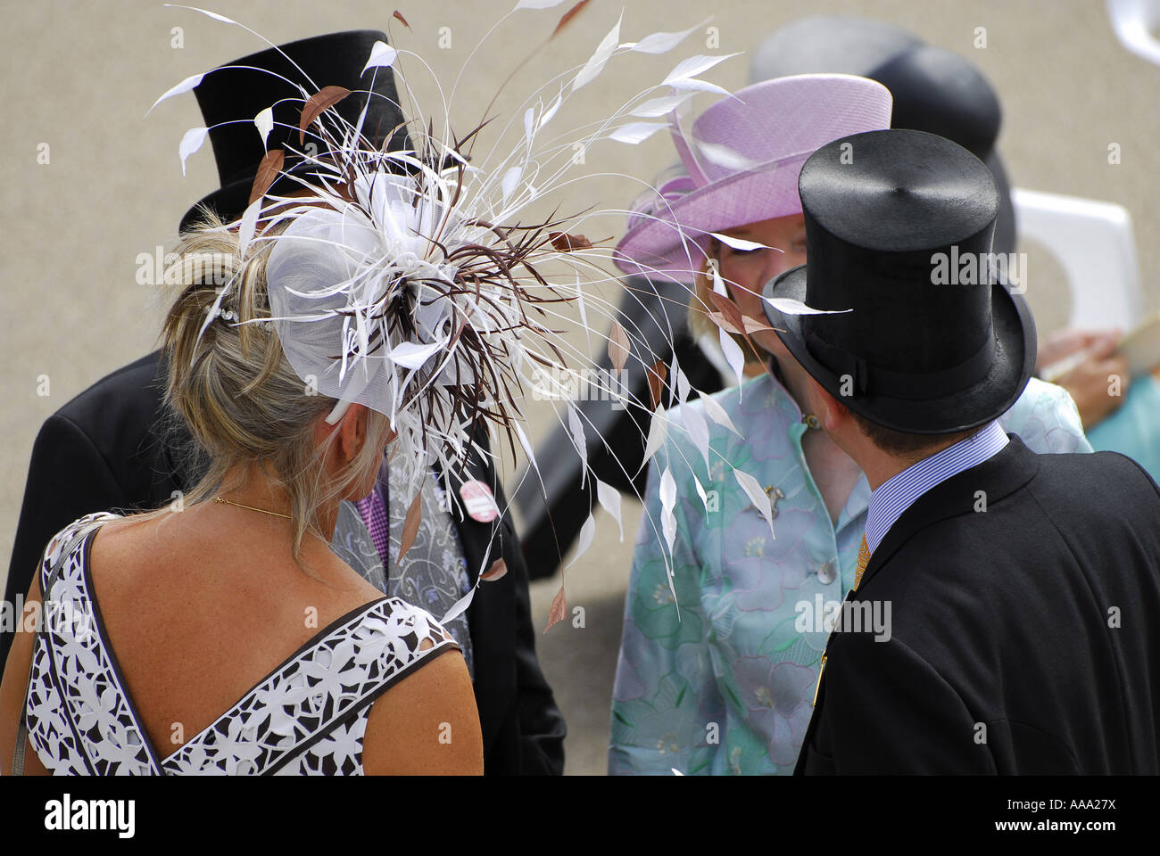 Gli spettatori presso il Royal Ascot Berkshire, Inghilterra Foto Stock