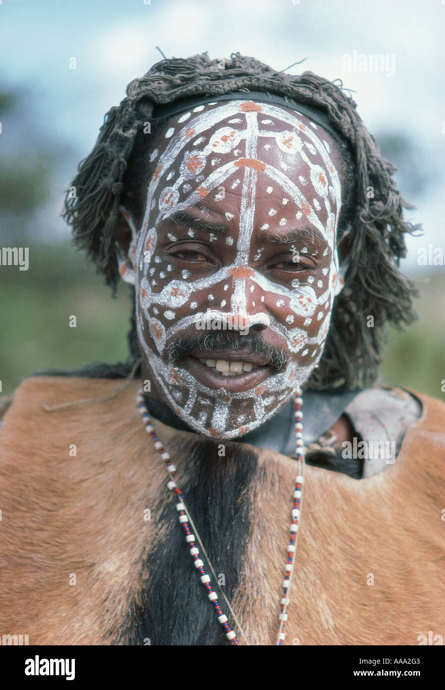 Close up formato verticale ritratto della tradizionale uomo Kikuyu provincia centrale Kenya Africa orientale Foto Stock